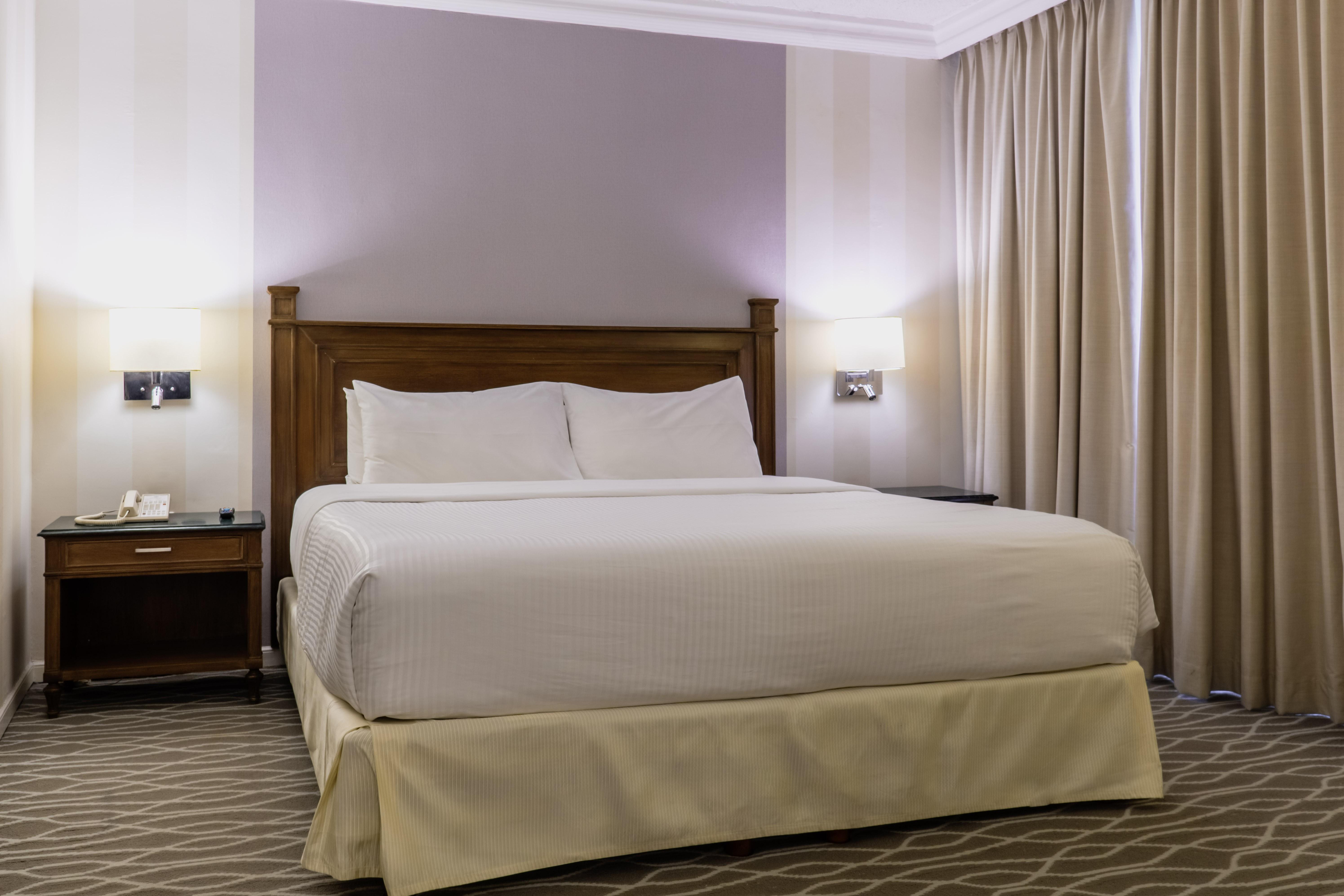 Gamma Monterrey Gran Hotel Ancira ภายนอก รูปภาพ A bed with a bed skirt